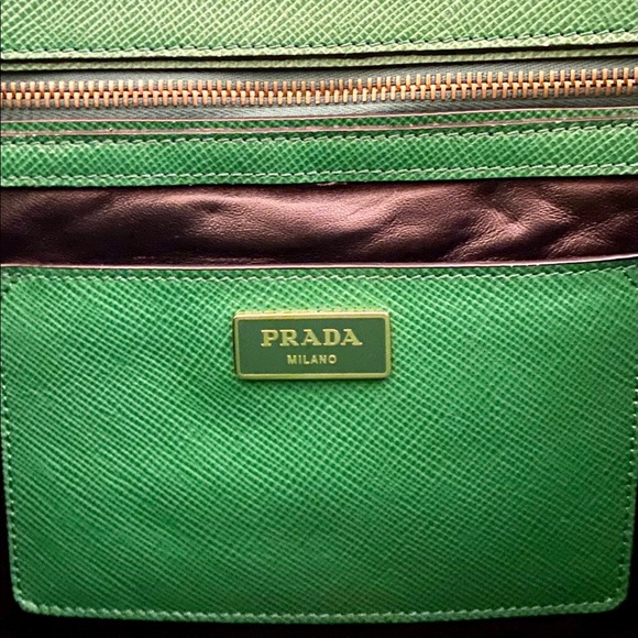 Prada Saffiano Cuir Large Double Zip Tote in Verte - Picture 10 of 15